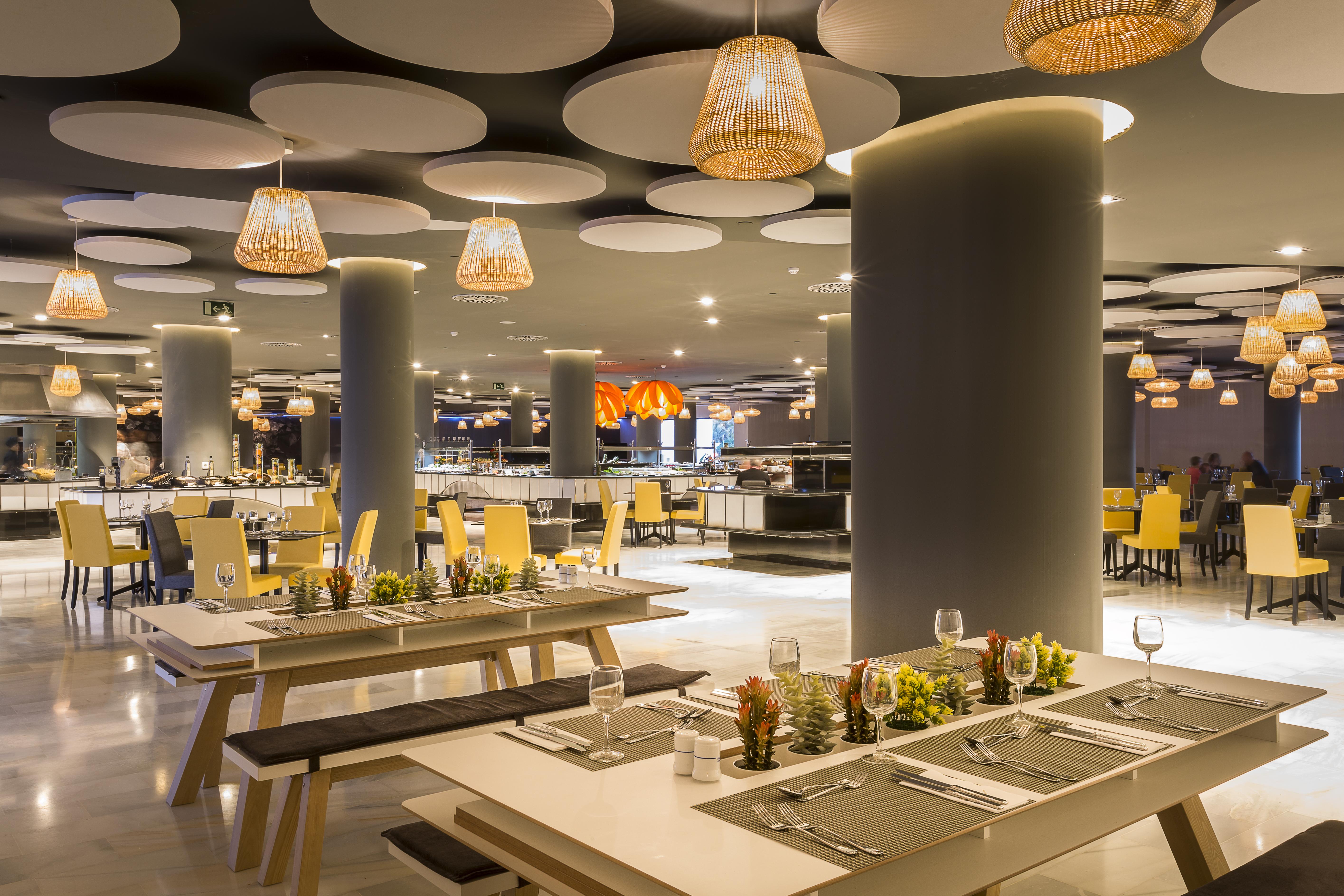 Grand Palladium White Island Resort & Spa Playa d'en Bossa Exterior photo The restaurant