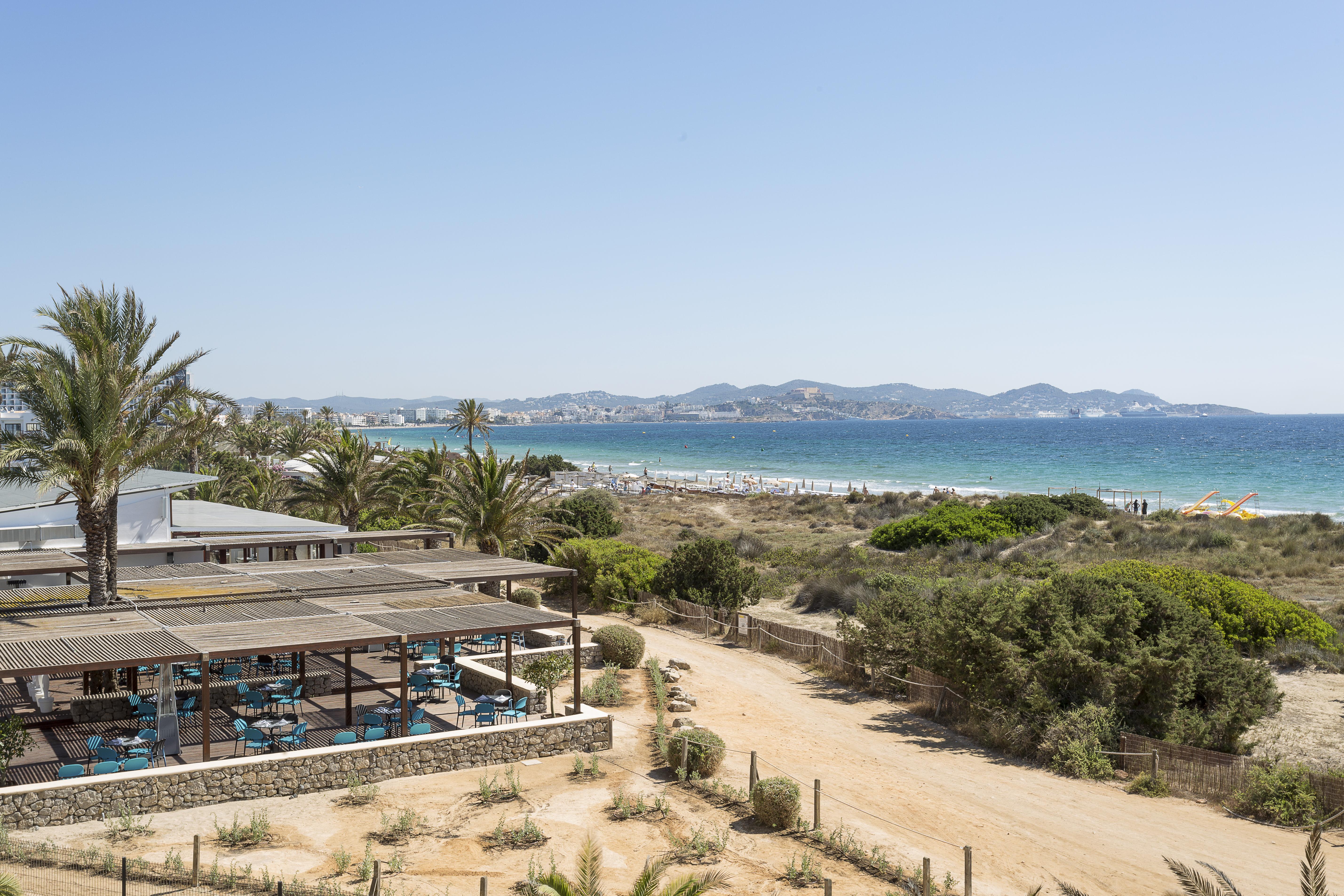 Grand Palladium White Island Resort & Spa Playa d'en Bossa Exterior photo View of the beach
