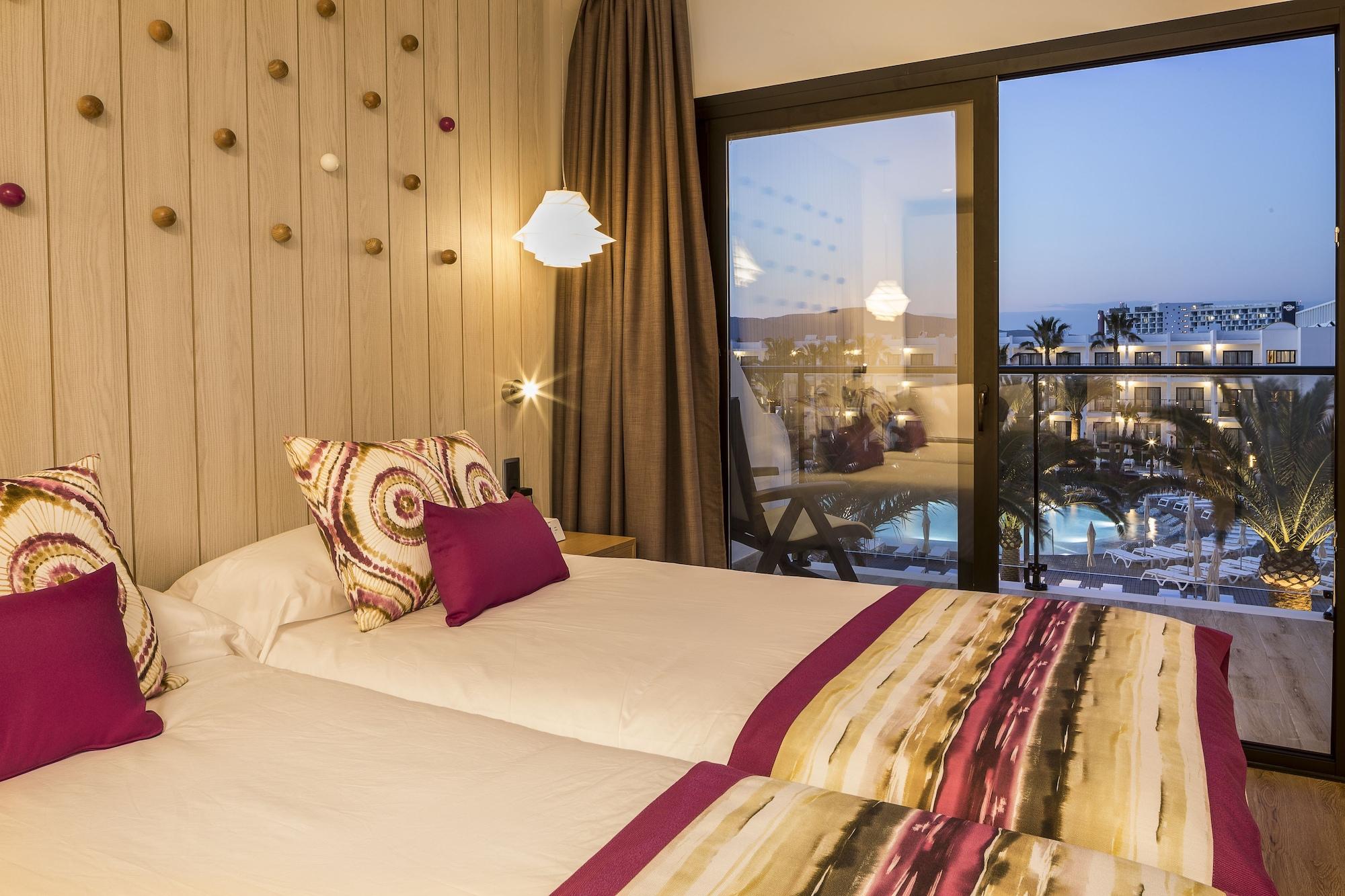 Grand Palladium White Island Resort & Spa Playa d'en Bossa Exterior photo A room at the Hilton Sharm El Sheikh
