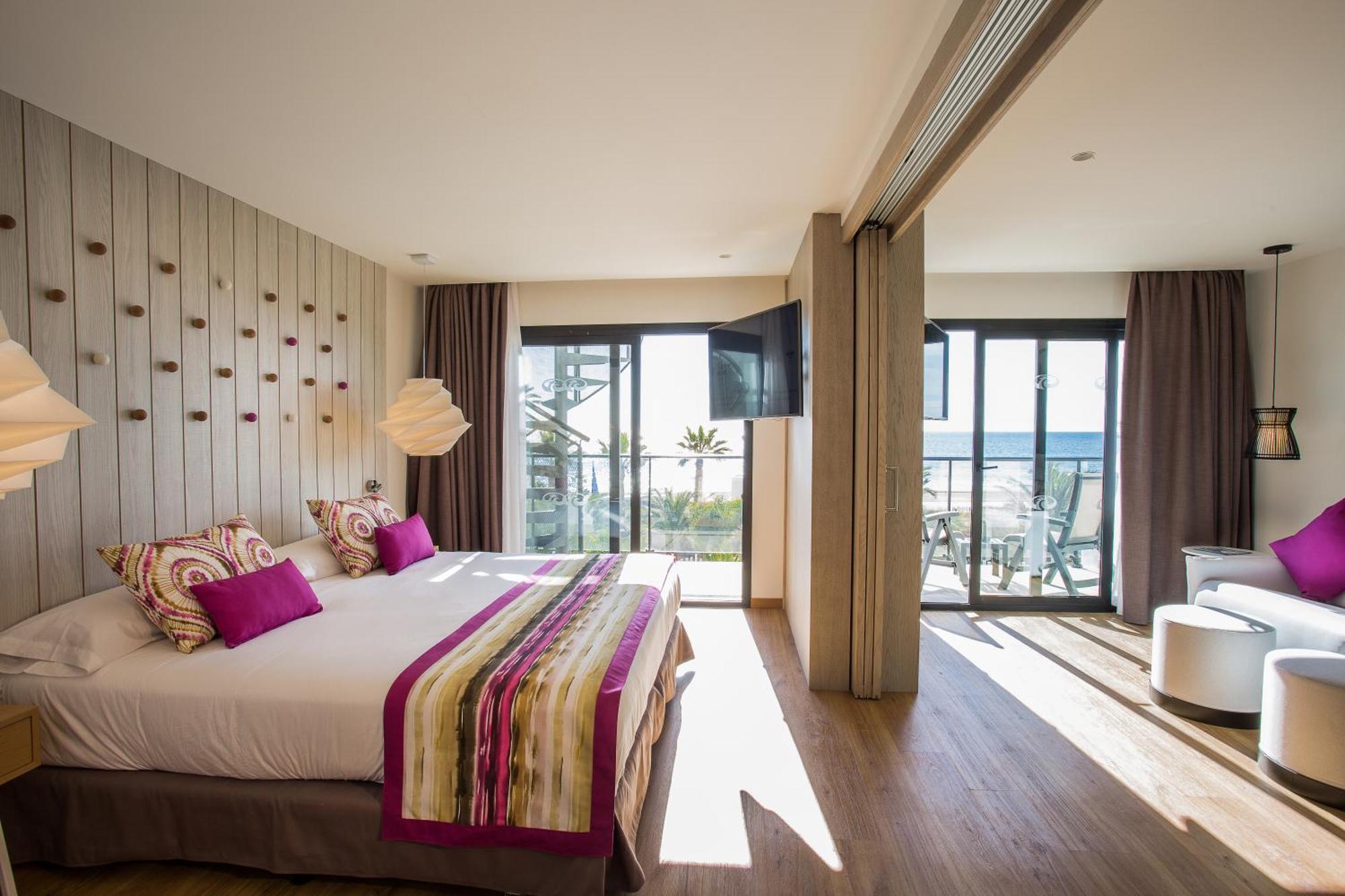 Grand Palladium White Island Resort & Spa Playa d'en Bossa Exterior photo A room at the hotel