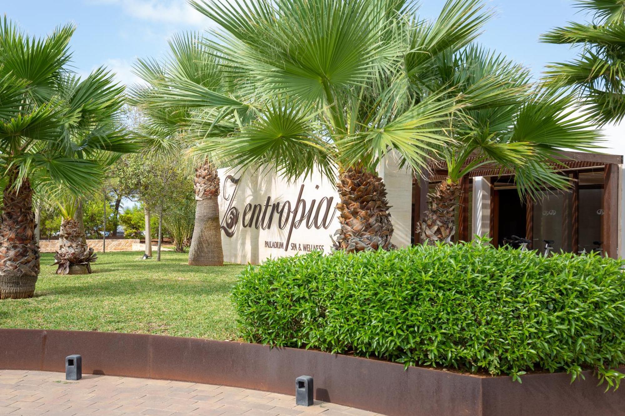 Grand Palladium White Island Resort & Spa Playa d'en Bossa Exterior photo Entrance to the hotel