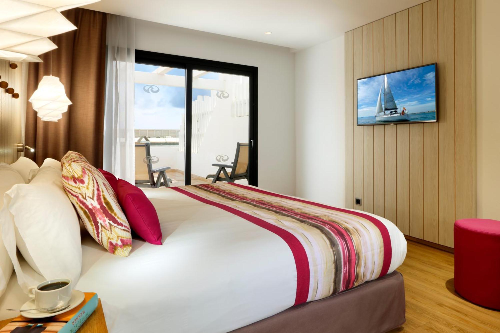 Grand Palladium White Island Resort & Spa Playa d'en Bossa Exterior photo A room at the hotel