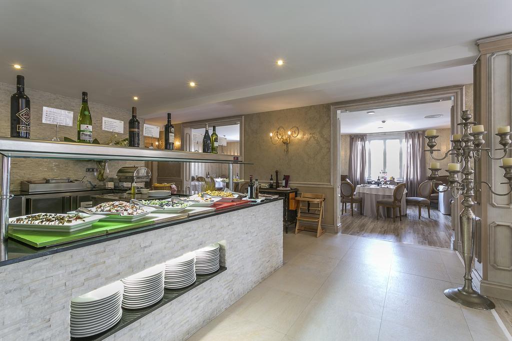 Grand Palladium White Island Resort & Spa Playa d'en Bossa Exterior photo Restaurant